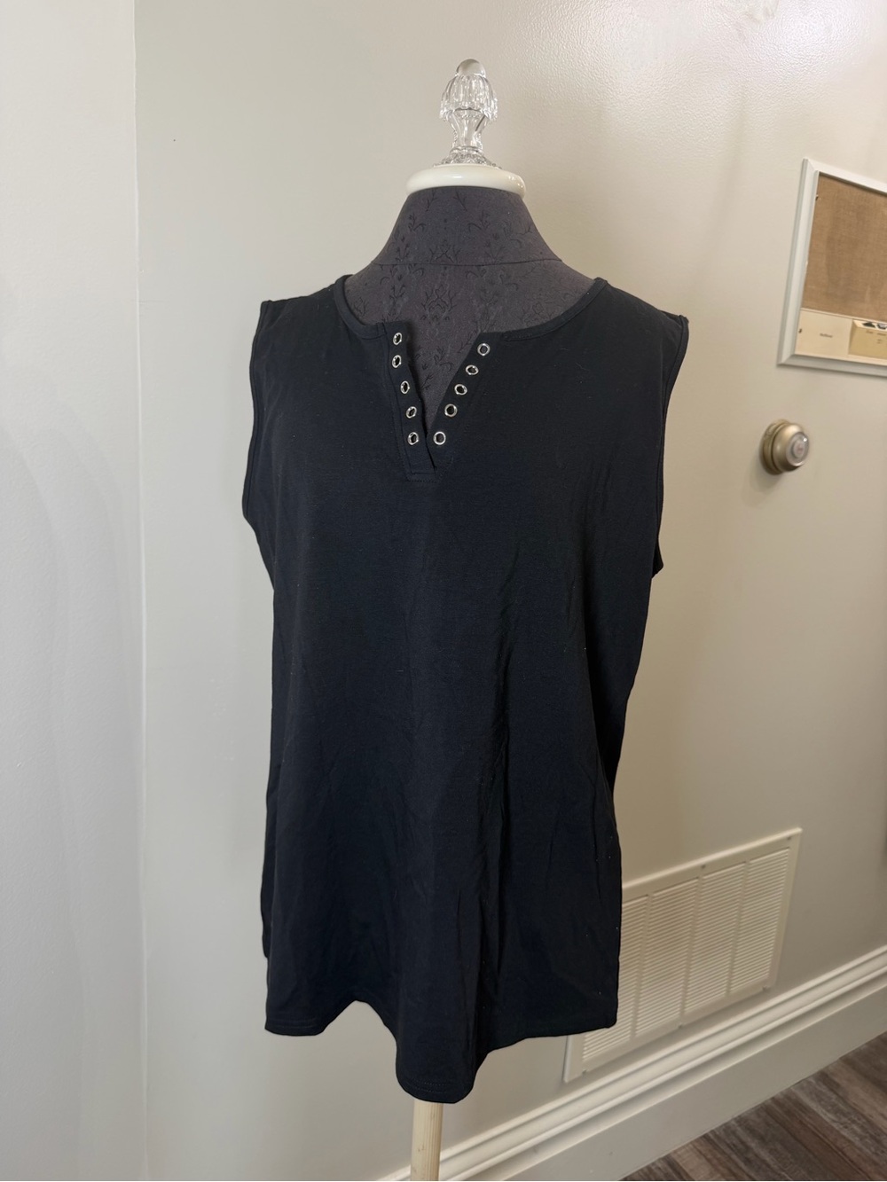 NEW Totys Sleeveless Black Eyelet V-Neck Women’s Top